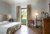 Appartamenti vacanze in Umbria a Novembre La nostra Offerta Camera da letto con finestra, letto matrimoniale e arredamento classico in legno.