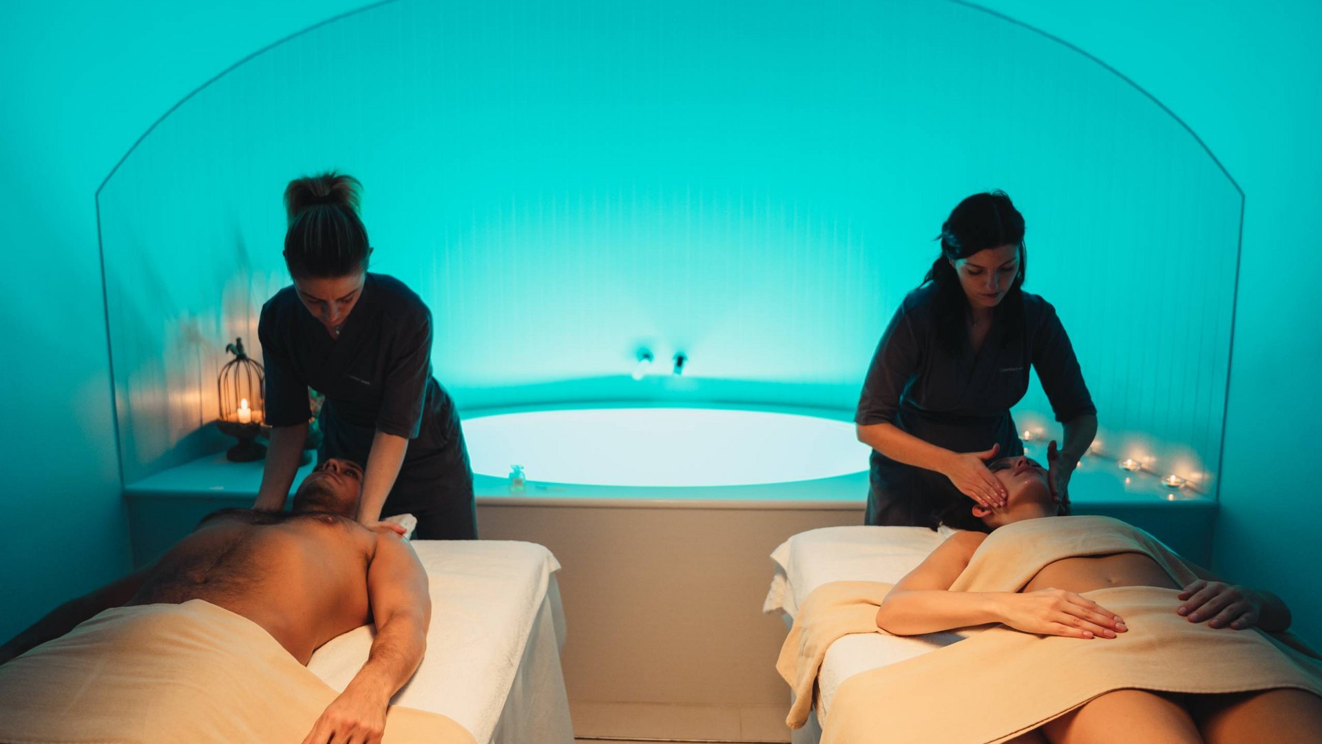 Private SPA in Umbria Assisi Wellness & SPA Percorso Benessere di Coppia Coppia che riceve massaggi rilassanti in una spa dal'atmosfera tranquilla