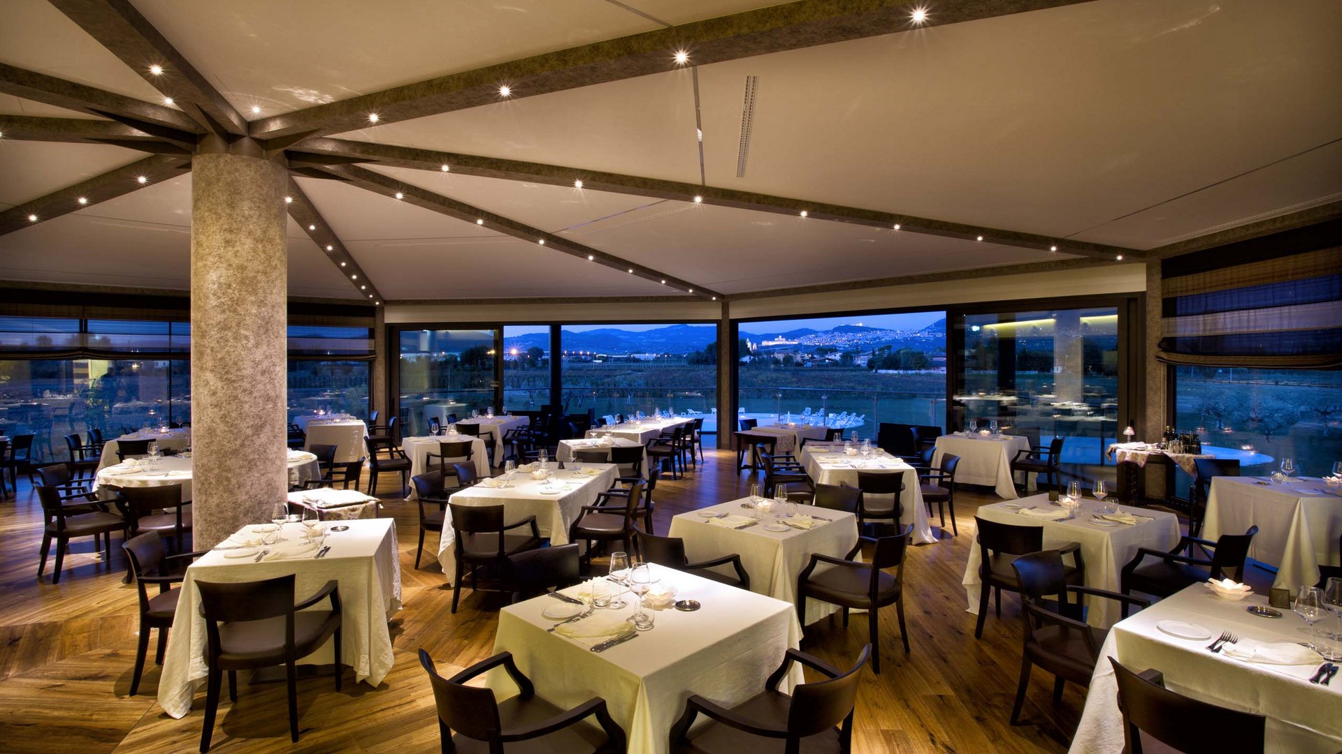 Umbrien: Unterkunft mit Restaurant Elegantes Restaurant mit gedeckten Tischen und abendlicher Aussicht.