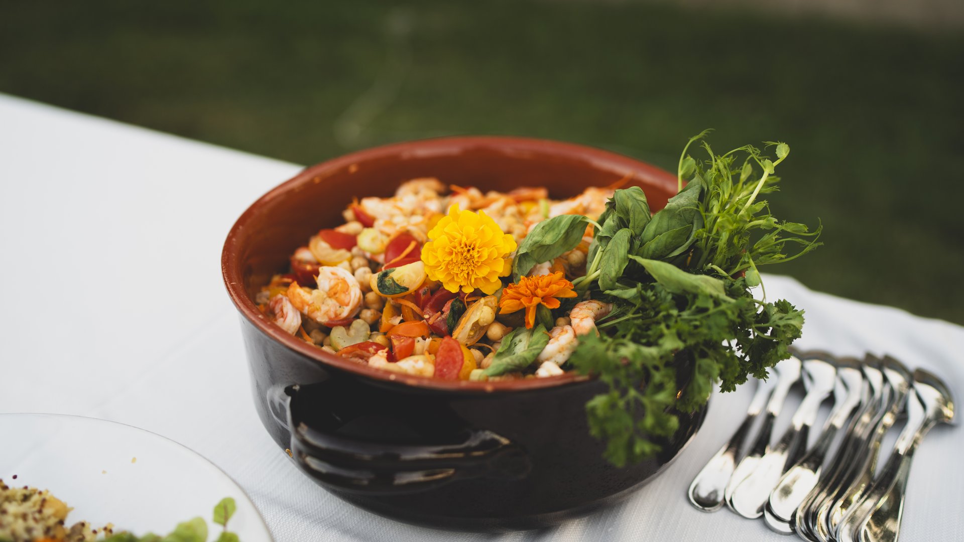 Cena Sotto le Stelle Insalata di gamberi con fagioli e erbe fresche in ciotola marrone