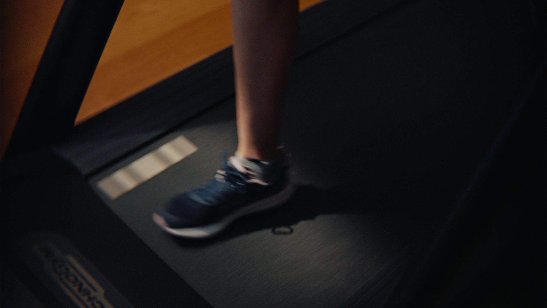 Un hotel con spa per famiglie e area fitness Gamba con scarpa da corsa su tapis roulant in palestra